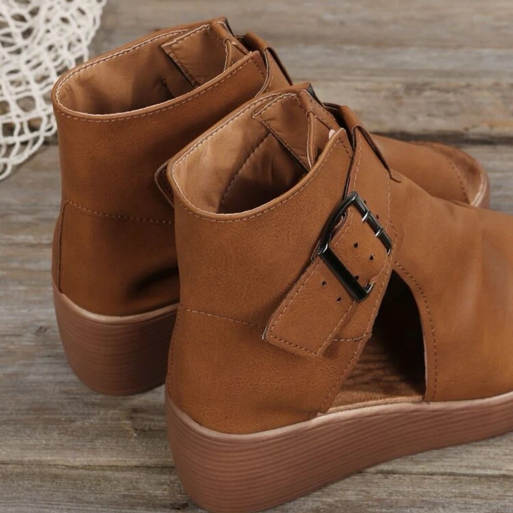 EMORY ROSE! Cut out platform sandals! Cute and comfortable